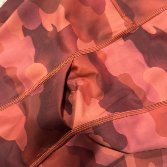 Women’s Athleta Ultimate Stash Printed 7/8 tight size M - Picture 11 of 15